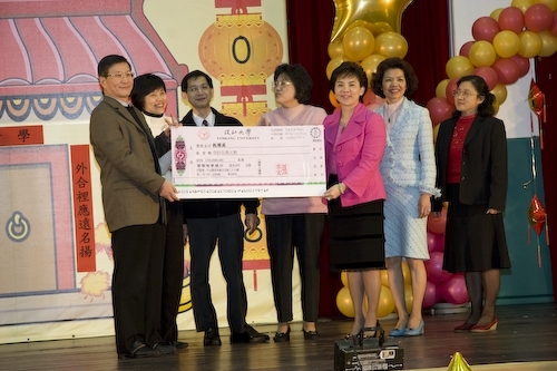 本校96年度歲末聯歡會於淡水校園紹謨紀念體育館熱鬧登場，豐富的摸彩品及老、小星光幫之勁歌熱舞，讓全校教職員工及退休人員High到最高點。