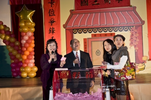 本校96年度歲末聯歡會於淡水校園紹謨紀念體育館熱鬧登場，豐富的摸彩品及老、小星光幫之勁歌熱舞，讓全校教職員工及退休人員High到最高點。