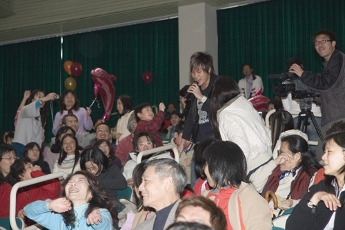 本校96年度歲末聯歡會於淡水校園紹謨紀念體育館熱鬧登場，豐富的摸彩品及老、小星光幫之勁歌熱舞，讓全校教職員工及退休人員High到最高點。