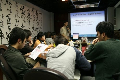 文學院獲經濟部獎助於下學期開設「創新產學旗艦課程」，是國內首創結合創業、創投設計的課程，帶領本校菁英直接投入文化創意產業創新研發的整合型課程。