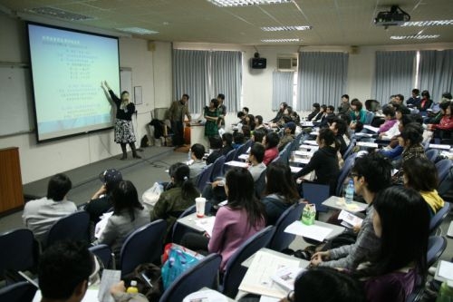 文學院獲經濟部獎助於下學期開設「創新產學旗艦課程」，是國內首創結合創業、創投設計的課程，帶領本校菁英直接投入文化創意產業創新研發的整合型課程。