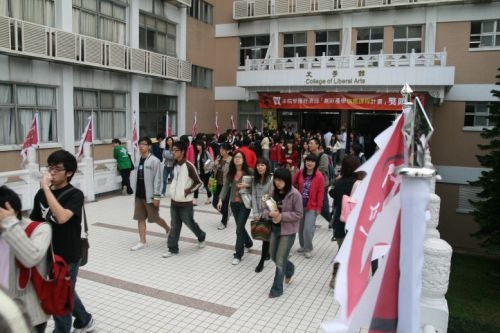 文學院獲經濟部獎助於下學期開設「創新產學旗艦課程」，是國內首創結合創業、創投設計的課程，帶領本校菁英直接投入文化創意產業創新研發的整合型課程。