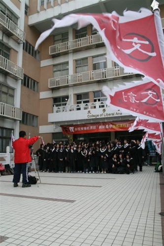 文學院獲經濟部獎助於下學期開設「創新產學旗艦課程」，是國內首創結合創業、創投設計的課程，帶領本校菁英直接投入文化創意產業創新研發的整合型課程。