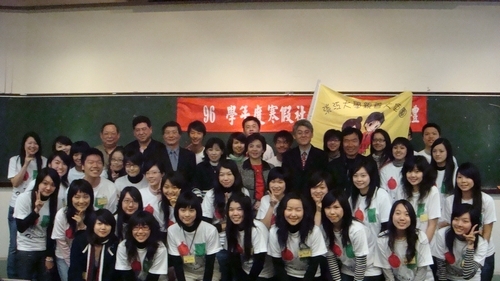 本校「寒假社會服務隊授旗授證典禮」在商管大樓B712舉行，校長張家宜親自授旗授證，以鼓勵學生社團發揮「人生以服務為目的」的美德。