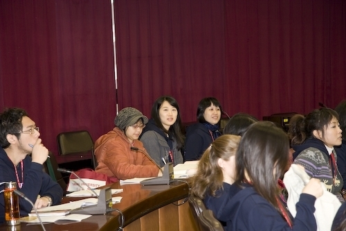 「淡江大學與世界發展青年學術營」「英語與國際文化研習營」近日於淡水校園展開，提升學生國際視野與能力，並落實跨越國界、領域及文化的藩籬而進行的集體協作。