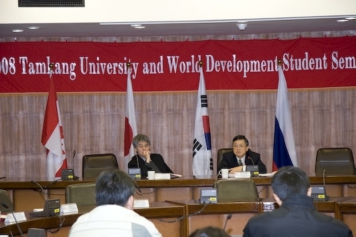 「淡江大學與世界發展青年學術營」「英語與國際文化研習營」近日於淡水校園展開，提升學生國際視野與能力，並落實跨越國界、領域及文化的藩籬而進行的集體協作。