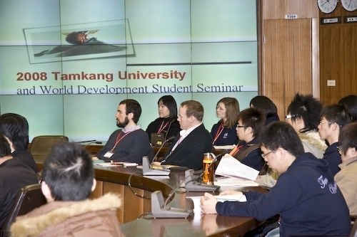 「淡江大學與世界發展青年學術營」「英語與國際文化研習營」近日於淡水校園展開，提升學生國際視野與能力，並落實跨越國界、領域及文化的藩籬而進行的集體協作。