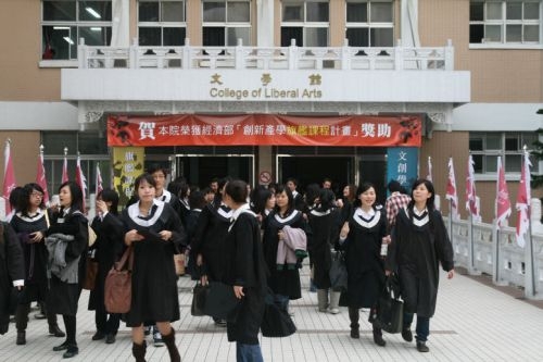 文學院獲經濟部獎助於下學期開設「創新產學旗艦課程」，是國內首創結合創業、創投設計的課程，帶領本校菁英直接投入文化創意產業創新研發的整合型課程。