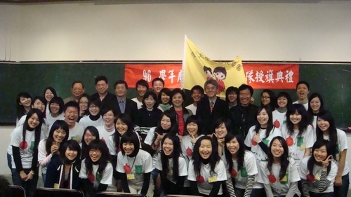 本校「寒假社會服務隊授旗授證典禮」在商管大樓B712舉行，校長張家宜親自授旗授證，以鼓勵學生社團發揮「人生以服務為目的」的美德。