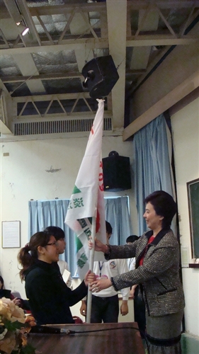 本校「寒假社會服務隊授旗授證典禮」在商管大樓B712舉行，校長張家宜親自授旗授證，以鼓勵學生社團發揮「人生以服務為目的」的美德。