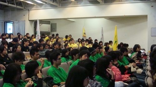 本校「寒假社會服務隊授旗授證典禮」在商管大樓B712舉行，校長張家宜親自授旗授證，以鼓勵學生社團發揮「人生以服務為目的」的美德。