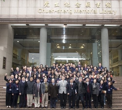 「淡江大學與世界發展青年學術營」「英語與國際文化研習營」近日於淡水校園展開，提升學生國際視野與能力，並落實跨越國界、領域及文化的藩籬而進行的集體協作。