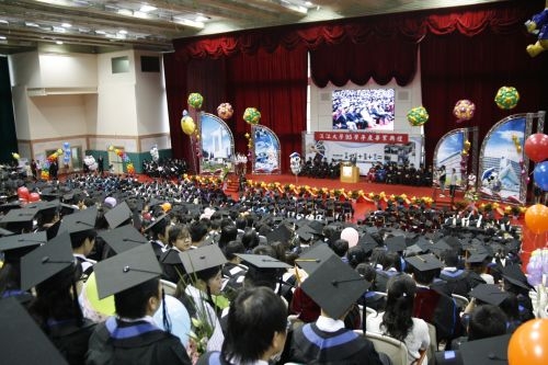 本校95學年度畢業典禮熱鬧隆重的在淡水校園紹謨紀念體育館舉行，畢業生帶著師長滿滿的祝福邁向人生另一個重要里程碑。