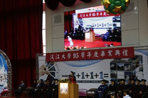 本校95學年度畢業典禮熱鬧隆重的在淡水校園紹謨紀念體育館舉行，畢業生帶著師長滿滿的祝福邁向人生另一個重要里程碑。