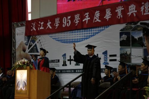 本校95學年度畢業典禮熱鬧隆重的在淡水校園紹謨紀念體育館舉行，畢業生帶著師長滿滿的祝福邁向人生另一個重要里程碑。