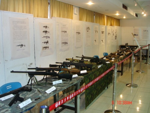 學術性社團國防研究社本週在商管展示廳舉行成果展，藉此推廣軍事休閒活動。