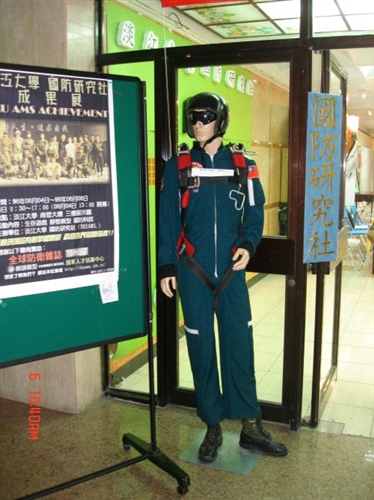 學術性社團國防研究社本週在商管展示廳舉行成果展，藉此推廣軍事休閒活動。