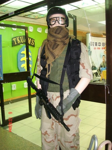 學術性社團國防研究社本週在商管展示廳舉行成果展，藉此推廣軍事休閒活動。