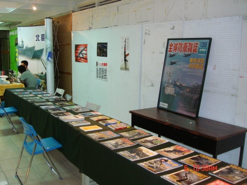 學術性社團國防研究社本週在商管展示廳舉行成果展，藉此推廣軍事休閒活動。