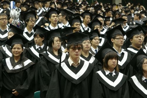 本校95學年度畢業典禮熱鬧隆重的在淡水校園紹謨紀念體育館舉行，畢業生帶著師長滿滿的祝福邁向人生另一個重要里程碑。