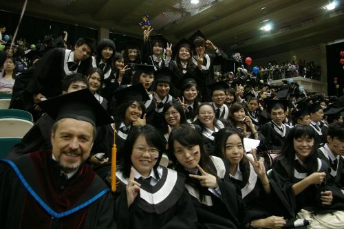 本校95學年度畢業典禮熱鬧隆重的在淡水校園紹謨紀念體育館舉行，畢業生帶著師長滿滿的祝福邁向人生另一個重要里程碑。