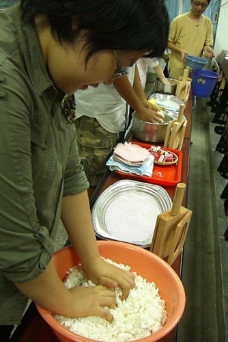 中文系「民俗與文學」課，邀請中文系碩士班古佳峻與郭璉謙同學現場教導紙作紅龜粿DIY，讓臺灣固有的傳統文化與中國文學的內涵發生交集，創意讓老文化有了新的傳承。