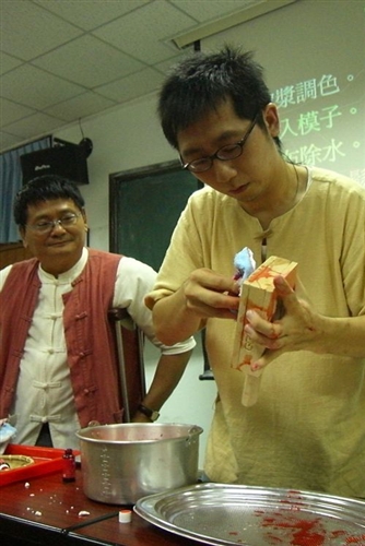 中文系「民俗與文學」課，邀請中文系碩士班古佳峻與郭璉謙同學現場教導紙作紅龜粿DIY，讓臺灣固有的傳統文化與中國文學的內涵發生交集，創意讓老文化有了新的傳承。