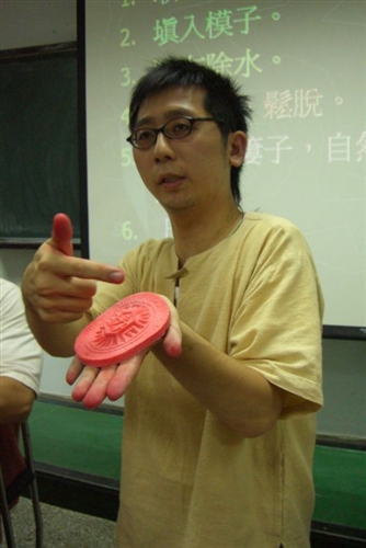 中文系「民俗與文學」課，邀請中文系碩士班古佳峻與郭璉謙同學現場教導紙作紅龜粿DIY，讓臺灣固有的傳統文化與中國文學的內涵發生交集，創意讓老文化有了新的傳承。