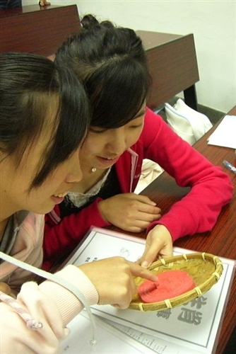 中文系「民俗與文學」課，邀請中文系碩士班古佳峻與郭璉謙同學現場教導紙作紅龜粿DIY，讓臺灣固有的傳統文化與中國文學的內涵發生交集，創意讓老文化有了新的傳承。