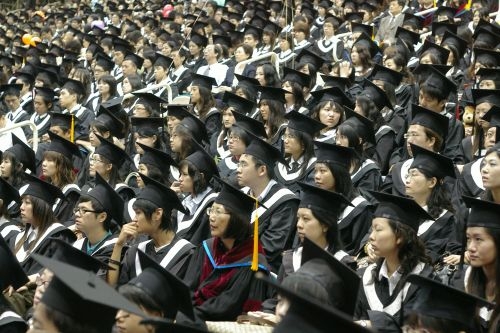 本校95學年度畢業典禮熱鬧隆重的在淡水校園紹謨紀念體育館舉行，畢業生帶著師長滿滿的祝福邁向人生另一個重要里程碑。