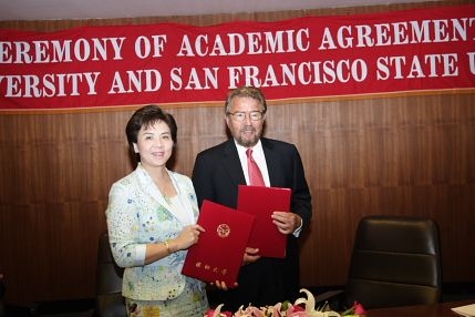 校長張家宜親自主持本校與美國舊金山州立大學簽訂兩校學術交流協議書典禮，本校大三出國的學生又多了一個選擇名校留學的機會。