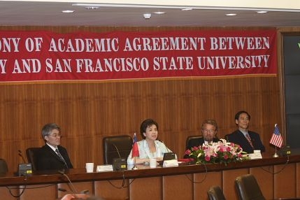 校長張家宜親自主持本校與美國舊金山州立大學簽訂兩校學術交流協議書典禮，本校大三出國的學生又多了一個選擇名校留學的機會。