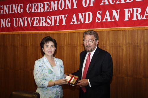 校長張家宜親自主持本校與美國舊金山州立大學簽訂兩校學術交流協議書典禮，本校大三出國的學生又多了一個選擇名校留學的機會。