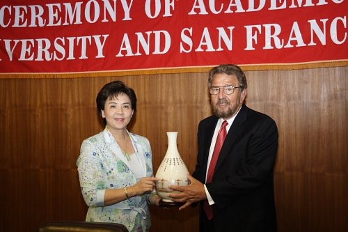 校長張家宜親自主持本校與美國舊金山州立大學簽訂兩校學術交流協議書典禮，本校大三出國的學生又多了一個選擇名校留學的機會。