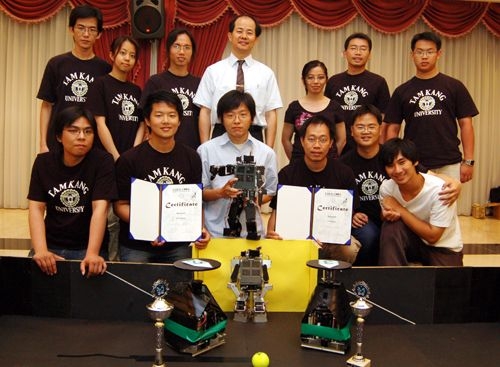 本校電機系團隊參加「2007 FIRA Cup世界盃機器人足球賽」，獲得中型機器人組 與人形機器人組等2項競賽的世界冠軍，讓世界看到淡江大學的優異研發與創新能力。