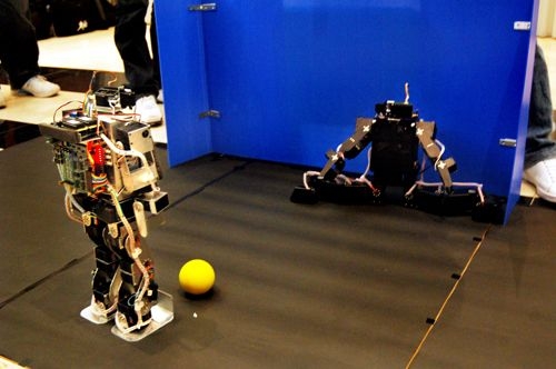 本校電機系團隊參加「2007 FIRA Cup世界盃機器人足球賽」，獲得中型機器人組 與人形機器人組等2項競賽的世界冠軍，讓世界看到淡江大學的優異研發與創新能力。