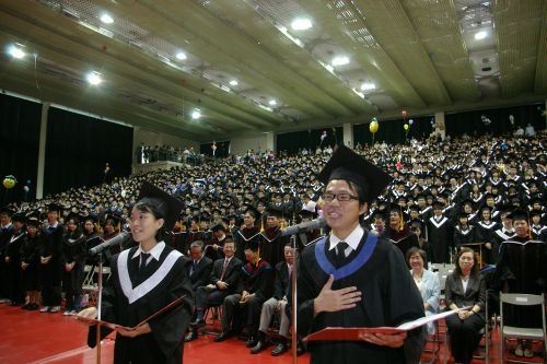 本校95學年度畢業典禮熱鬧隆重的在淡水校園紹謨紀念體育館舉行，畢業生帶著師長滿滿的祝福邁向人生另一個重要里程碑。