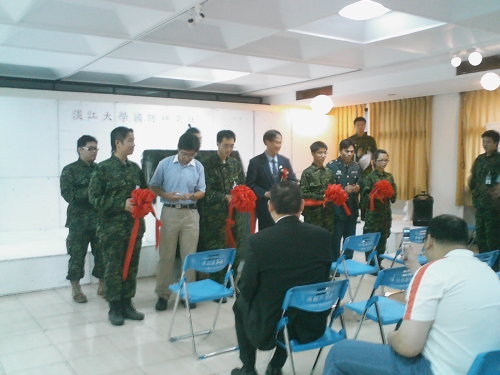 學術性社團國防研究社本週在商管展示廳舉行成果展，藉此推廣軍事休閒活動。