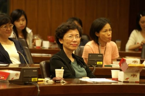 女教職員聯誼會與員工福利互助委員會在驚聲國際會議廳合辦「咖啡文化巡禮」講座，讓與會者體驗每個咖啡國度都有其特定的咖啡文化。