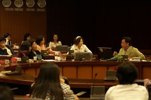 女教職員聯誼會與員工福利互助委員會在驚聲國際會議廳合辦「咖啡文化巡禮」講座，讓與會者體驗每個咖啡國度都有其特定的咖啡文化。