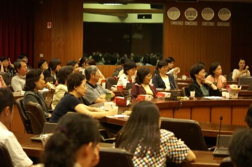 女教職員聯誼會與員工福利互助委員會在驚聲國際會議廳合辦「咖啡文化巡禮」講座，讓與會者體驗每個咖啡國度都有其特定的咖啡文化。