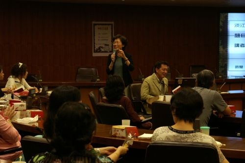 女教職員聯誼會與員工福利互助委員會在驚聲國際會議廳合辦「咖啡文化巡禮」講座，讓與會者體驗每個咖啡國度都有其特定的咖啡文化。