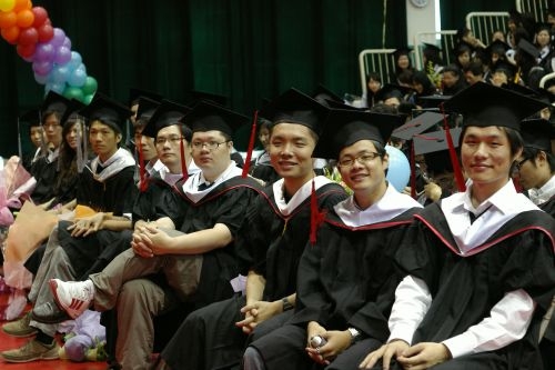 本校95學年度畢業典禮熱鬧隆重的在淡水校園紹謨紀念體育館舉行，畢業生帶著師長滿滿的祝福邁向人生另一個重要里程碑。