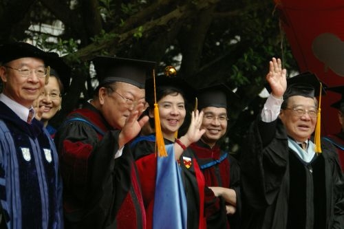 本校95學年度畢業典禮熱鬧隆重的在淡水校園紹謨紀念體育館舉行，畢業生帶著師長滿滿的祝福邁向人生另一個重要里程碑。