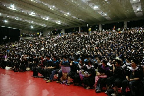 本校95學年度畢業典禮熱鬧隆重的在淡水校園紹謨紀念體育館舉行，畢業生帶著師長滿滿的祝福邁向人生另一個重要里程碑。