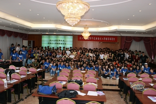 為使僑生入學後儘快適應校園環境，暸解在台生活相關事項，僑生輔導組在覺生國際會議廳，舉辦新僑生入學輔導講習會，張校長家宜親臨致詞，歡迎這些來自14個不同國家的164位新僑生早日融入淡江這個大家庭。