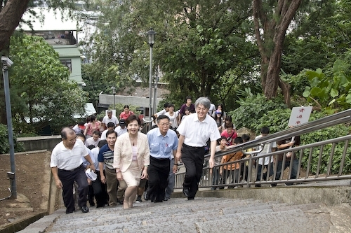 97學年度新生開學典禮暨入學講習在淡水校園舉行，新生登上克難坡開啟高等知識的寶藏。張校長家宜勉勵學生秉持校訓樸實剛毅的精神，認真學習，培養多方面的知識技能與道德品格，並擁有資訊化的能力、國際化的世界觀以及未來化的宏觀思維，以因應瞬息萬變的時代潮流，掌握成功的契機。