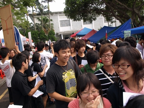 本校今年大學部新生報到率高達98.07%，較去年增加0.59%。在面臨少子化衝擊，許多學校的報到率呈現下滑之趨勢下，本校新生報到率仍然能屢創新高，實屬不易。