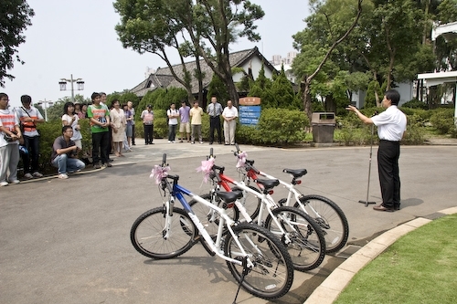在國際無車日前夕，張校長家宜親自主持本校首創低碳夜巡車隊捐車儀式，接受建築系校友蔡治宇先生贈車，以響應世界趨勢的宣示性行動，並落實減少校園空氣污染，提高校園巡邏的機動性。