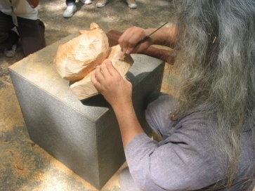 「2008當代木雕之美」即日起至10月30日止在文錙藝術中心展出，栩栩如生的作品驚艷全場。本校以木雕藝術作品深入校園，除讓通識藝術教育更加多元化外，也讓傳統技能延續下去。